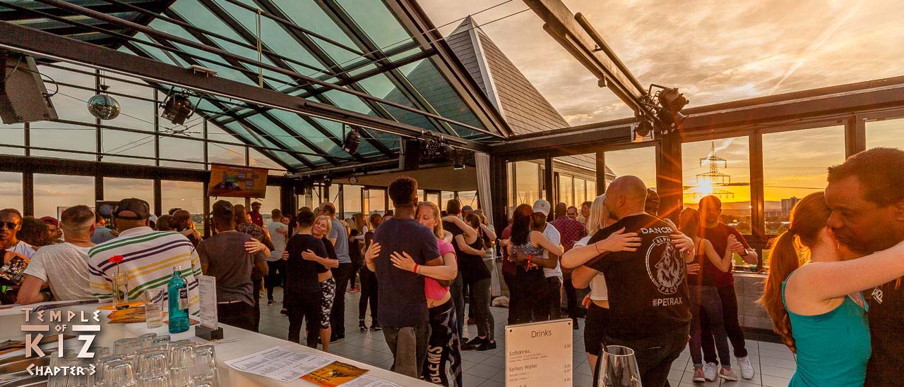 Social Dance in den Sonnenuntergang